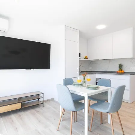 Modern And Stylish 2: Terrace And Pool Apartament